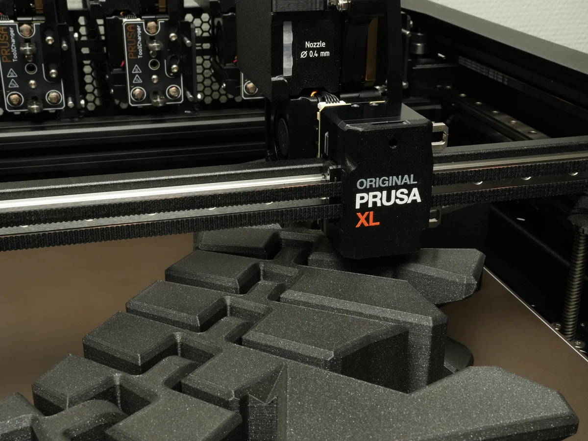 En stor svart Flexi Rex skrivs ut på en Prusa XL